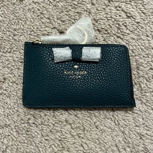 Brand New Kate Spade Pershing Street Poppy Wallet in Emerforest